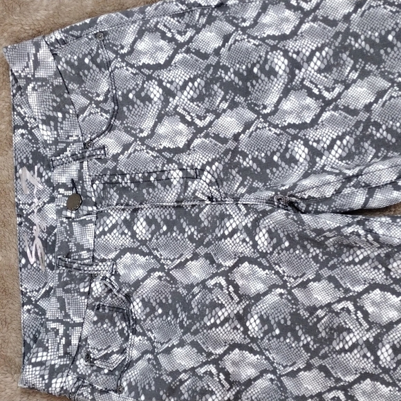SEVEN7 Tummy Less Gray Snakeskin Print Five Pocket High Rise Skinny Leg Jean - Picture 3 of 15